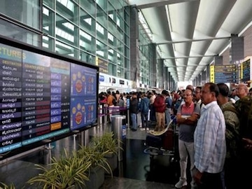 বিমান বিপাকের জেরে আটকে হাজার হাজার যাত্রীরা বিমান বিপাকের জেরে আটকে হাজার হাজার যাত্রীরা