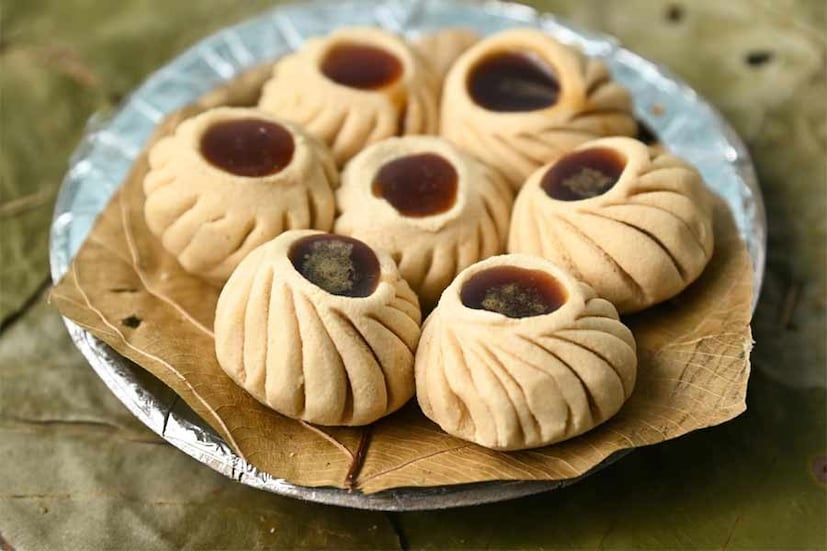 যদি আপনার গুড় ইতিমধ্যেই শক্ত হয়ে যায়, তাহলে আতঙ্কিত হওয়ার কোনও কারণ নেই। এটি নরম করার একটি সহজ উপায় আছে। শক্ত হয়ে যাওয়া গুড়টি একটি পরিষ্কার কাপড়ে মুড়িয়ে কিছুক্ষণের জন্য ভাপিয়ে নিন। কয়েক মিনিটের মধ্যেই, গুড় আবার নরম হয়ে যাবে এবং সহজেই ভেঙে যাবে। যদি আপনার তাৎক্ষণিকভাবে গুড়ের প্রয়োজন হয়, তাহলে মাইক্রোওয়েভে ৫-১০ সেকেন্ডের জন্য হালকা গরম করুন। এতে গুড় দ্রুত নরম হবে এবং ভাঙা সহজ হবে। খুব বেশিক্ষণ গরম না করার বিষয়ে সতর্ক থাকুন, অন্যথায় এটি গলে যেতে পারে।