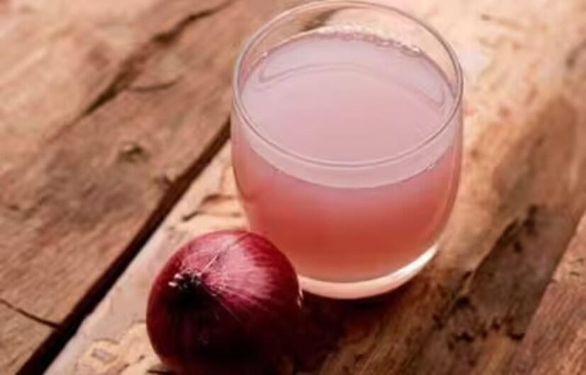 যদি আপনার দাঁতে ব্যথা হয়, তাহলে পেঁয়াজের রস ব্যবহার করে দেখুন। পেঁয়াজের সালফার যৌগ মুখের মধ্যে ক্ষতিকারক জীবাণুর বৃদ্ধি রোধ করে। পেঁয়াজের রস দাঁতে সংক্রমণের মাত্রা নিয়ন্ত্রণ করে। এই প্রক্রিয়া ব্যথা সৃষ্টিকারী রাসায়নিকগুলিকে শান্ত করে এবং প্রদাহ কমায়।