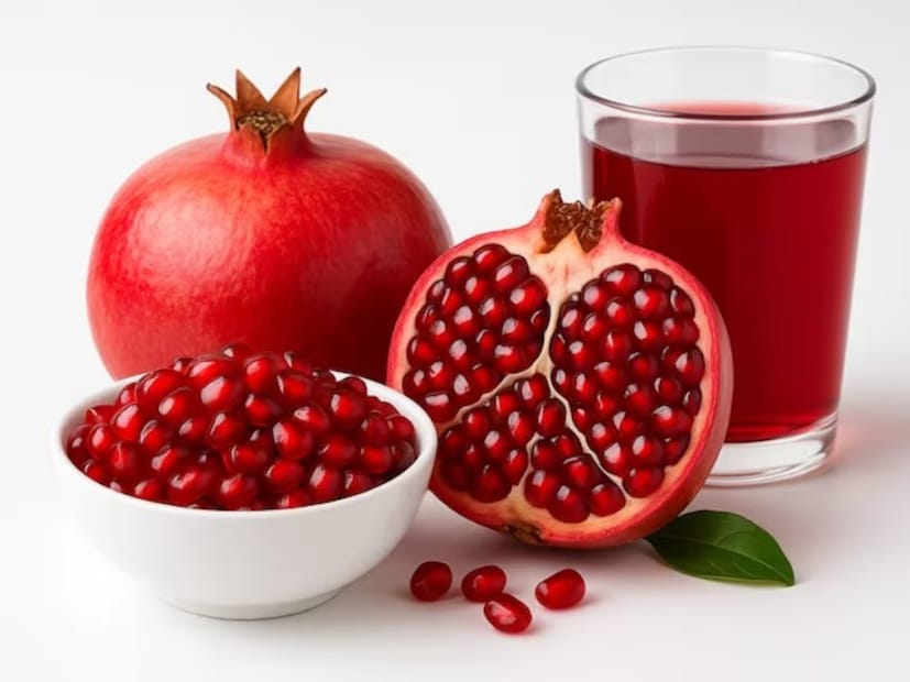 আজকাল, বিশেষজ্ঞ থেকে শুরু করে ডাক্তার পর্যন্ত সকলেই আপনার দৈনন্দিন খাদ্যতালিকায় ডালিম অন্তর্ভুক্ত করার পরামর্শ দেন, কারণ এটি রোগ প্রতিরোধ ক্ষমতা বৃদ্ধি থেকে শুরু করে রক্ত সঞ্চালন উন্নত করা পর্যন্ত সবকিছুতে সহায়তা করে। যদিও অনেকে সরাসরি এটি গ্রহণ করেন, অন্যরা এর রস পান করেন। তবে একটি বিষয় নিশ্চিত: আপনার দৈনন্দিন রুটিনে বেদানা অন্তর্ভুক্ত করলে আপনার স্বাস্থ্যের উন্নতি সহজেই হতে পারে। এই কারণে, হোমিওপ্যাথিক ডাক্তার রাওয়াত চৌধুরী তার ভিডিওতে বেদানার উপকারিতা এবং এটি খাওয়ার সঠিক সময় উভয়ই ব্যাখ্যা করেছেন, যা আজকাল খুব জনপ্রিয়।