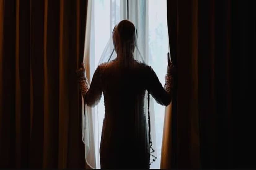 সূর্যের আলো কেবল উষ্ণতাই দেয় না বরং আর্দ্রতাও কমায়। এই সহজ পদক্ষেপগুলি অনুসরণ করে, আপনি কাঁড়ি কাঁড়ি টাকার রুম হিটার ছাড়াই আপনার ঘরকে উষ্ণ ও একইসঙ্গে আরামদায়ক করে তুলতে পারেন।