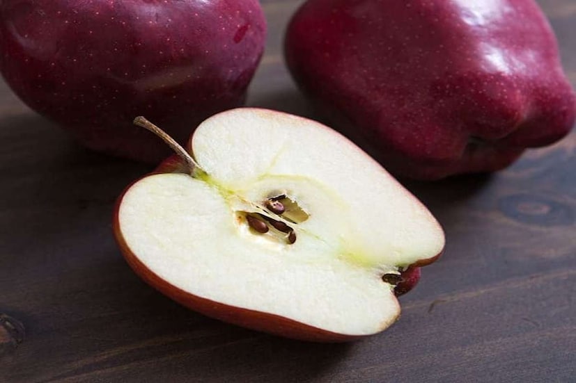 অনেকেই বিশ্বাস করেন যে একটি মাত্র বীজও আপনাকে মেরে ফেলতে পারে। এটা মিথ্যা। আপেলের বীজ খুব বেশি পরিমাণে বিপজ্জনক। আরেকটি প্রচলিত ধারণা হল যে, আস্ত বীজযুক্ত রস বা স্মুদি অনিরাপদ। যতক্ষণ পর্যন্ত বীজ অপসারণ করা হয় অথবা দুর্ঘটনাক্রমে মাত্র কয়েকটি মিশ্রিত করা হয়, ততক্ষণ পর্যন্ত ঝুঁকি নগণ্য।