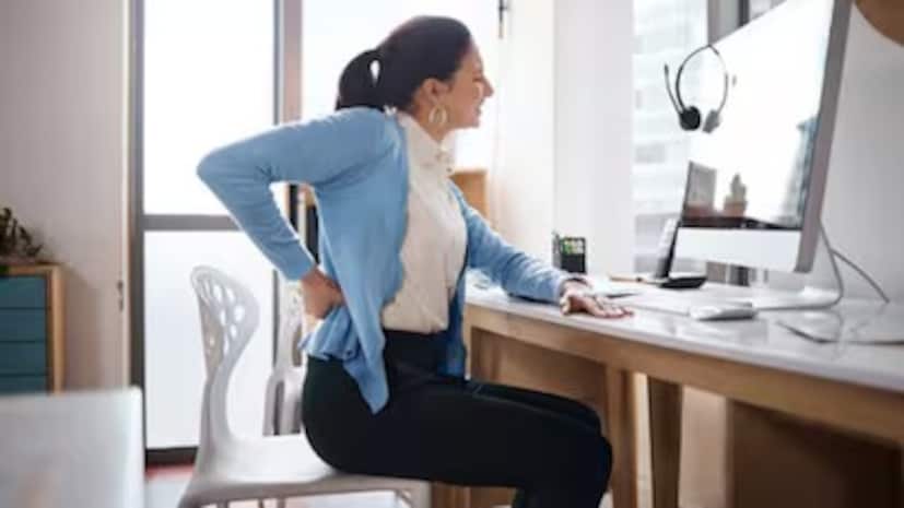 দীর্ঘক্ষণ বসে থাকা: এর ফলে রক্ত সঞ্চালন ধীর হয়ে যায়, ধমনী শক্ত হয়ে যায় এবং কোলেস্টেরলের মাত্রা বৃদ্ধি পায়। এমনকি যদি আপনি সন্ধ্যায় ব্যায়াম করেন, তবুও ৮ ঘণ্টার বেশি বসে থাকার ফলে আপনার হৃদযন্ত্রে চাপ পড়ে।