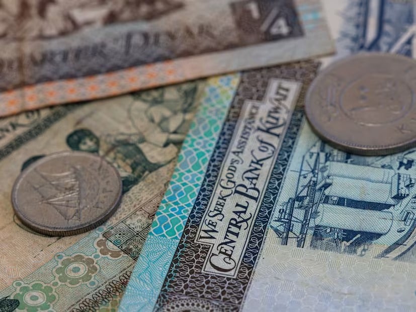 এই কুয়েতি দিনার (কোড) হল ডলারের সঙ্গে সংযুক্ত একমাত্র মুদ্রা। ১ কুয়েতি দিনার প্রায় ৩/ ২৬ ডলারের সমান হয়। অল্প জনসংখ্যা ও উচ্চ মাথাপিছু যায় ও করমুক্ত অর্থনৈতিক মডেল এই দেশের মুদ্রা শক্তিশালী হওয়ার অন্যতম কারণ।