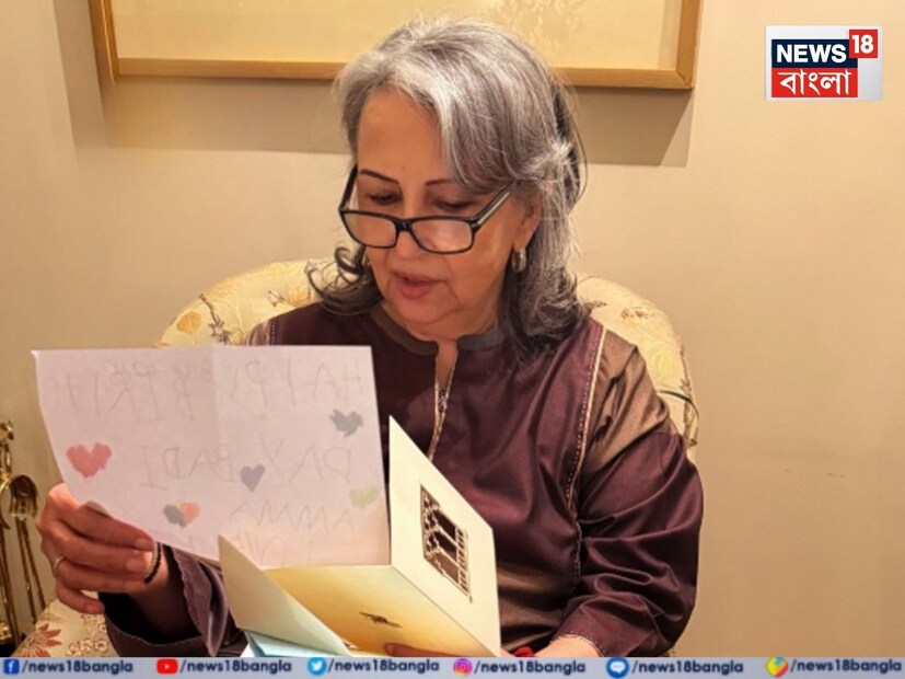 বাড়িতেই কাটা হল ২টি কেক৷ একটি চকোলেট এবং একটি ভ্যানিলা৷ এরপর নাতনি ইনায়ার হাতে তৈরি কার্ড পরেন শর্মিলা৷