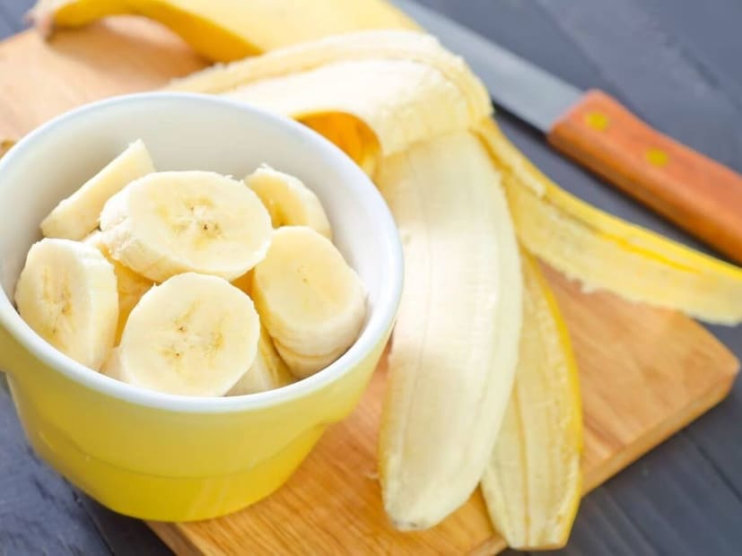 দুটি পাকা কলা মসৃণ পেস্টে পিষে নিন। কাঁচা কলা এড়িয়ে চলুন কারণ এতে অ্যাসিড থাকে যা ত্বকের জন্য ভাল নয়। পেস্টটি পুরো পায়ে, নখ এবং পায়ের আঙুলের পাশ-সহ, লাগান। ২০ মিনিট ধরে রেখে দিন এবং তারপর জল দিয়ে পা ধুয়ে ফেলুন। সেরা ফলাফল পেতে ঘুমাতে যাওয়ার আগে কমপক্ষে ২ সপ্তাহ এটি পুনরাবৃত্তি করুন।