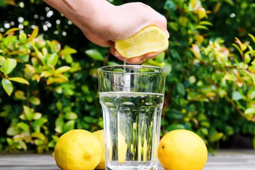 আপনার পা হালকা গরম জলে প্রায় ১৫ মিনিট ডুবিয়ে রাখুন। ধুয়ে শুকিয়ে নিন। ১ চা চামচ ভ্যাসলিন এবং কয়েক ফোঁটা লেবুর রস মিশিয়ে নিন। এই মিশ্রণটি আপনার গোড়ালি এবং পায়ের অন্যান্য অংশে ভালভাবে লাগান। রাতভর একজোড়া সুতির মোজা পরুন এবং সকালে ধুয়ে ফেলুন। নিয়মিত ঘুমোতে যাওয়ার আগে এই সহজ পদ্ধতিটি করুন।