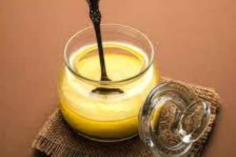 রাতে ঘুমনোর আগে গোড়ালিতে মালিশ করুন ঘিয়ে৷ হাল্কা হাতে ঘি দিয়ে মালিশ করলে রক্ত সঞ্চালন মসৃণ হয়৷ সারে গোড়ালির ফাটা অংশ৷ এছাড়া মাখন, নারকেল তেল, শিয়া বাটার, জলপাই তেলও ফাটা গোড়ালি সারানোর ভাল প্রতিকার৷ রোজ স্ক্রাবিং করতে ভুলবেন না৷ পর্যাপ্ত জলপান করুন৷ তাতে শরীর ডিহাইড্রেটেড হবে না৷