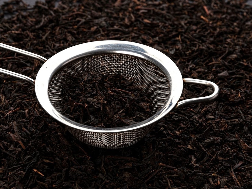 তিনি আরও ব্যাখ্যা করলেন যে, যদি ছাঁকনিটি অত্যন্ত নোংরা হয়, তাহলে লেবুর রস এবং ডিটারজেন্টের মিশ্রণ সবচেয়ে ভাল। একটি পাত্রে হালকা গরম জল ভরে, ডিটারজেন্ট পাউডার এবং লেবুর রস ছেঁকে নিন। এই দ্রবণে ছাঁকনিটি ডুবিয়ে ৫ মিনিটের জন্য রেখে দিন। লেবুর টক স্বাদ গ্রীস কেটে স্টিলকে নতুন চকচকে করে তোলে।