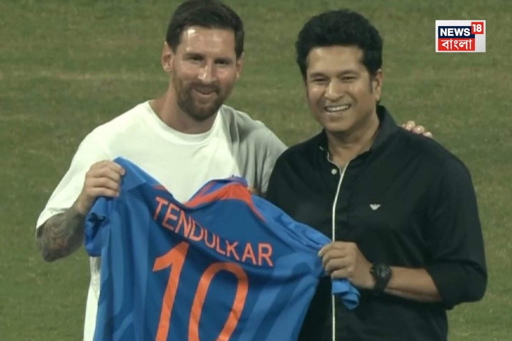 মুম্বইতে পাশাপাশি ক্রিকেট এবং ফুটবলের কিংবদন্তি! মেসিকে বিশ্বকাপ জেতা জার্সি উপহার সচিনের মুম্বইতে পাশাপাশি ক্রিকেট এবং ফুটবলের কিংবদন্তি! মেসিকে বিশ্বকাপ জেতা জার্সি উপহার সচিনের