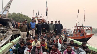 ভারতীয় জলসীমায় অবৈধভাবে প্রবেশের অভিযোগে আটক ৩৫ বাংলাদেশি মৎস্যজীবী।