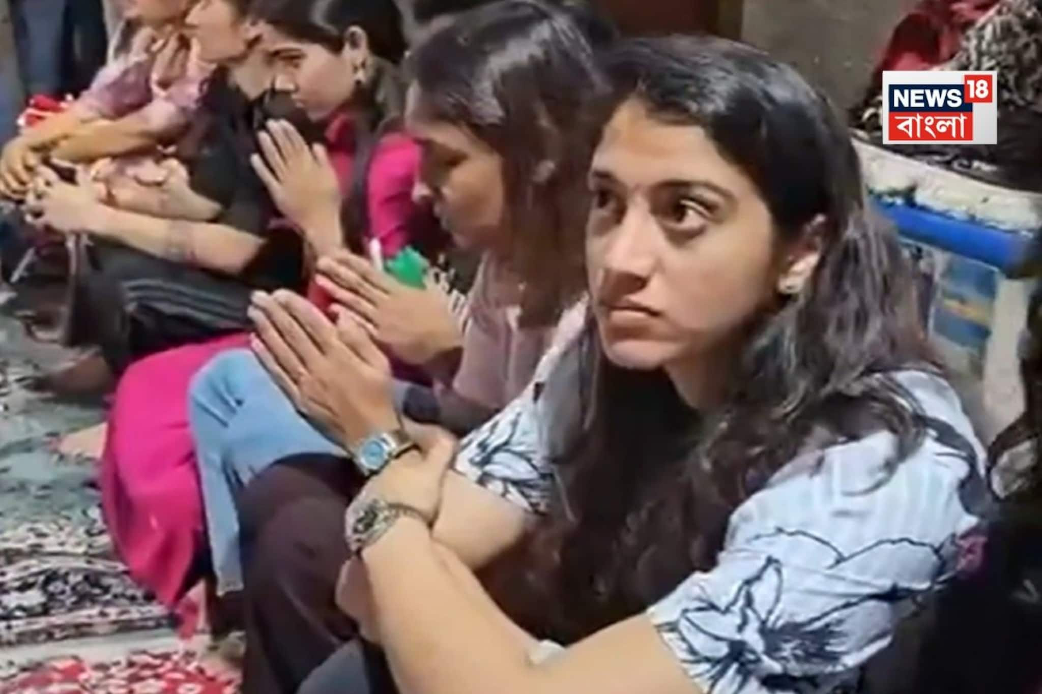 শ্রীলঙ্কাকে হারিয়ে অন্ধ্রপ্রদেশের মন্দিরে ভারতীয় ক্রিকেট দলের মেয়েরা