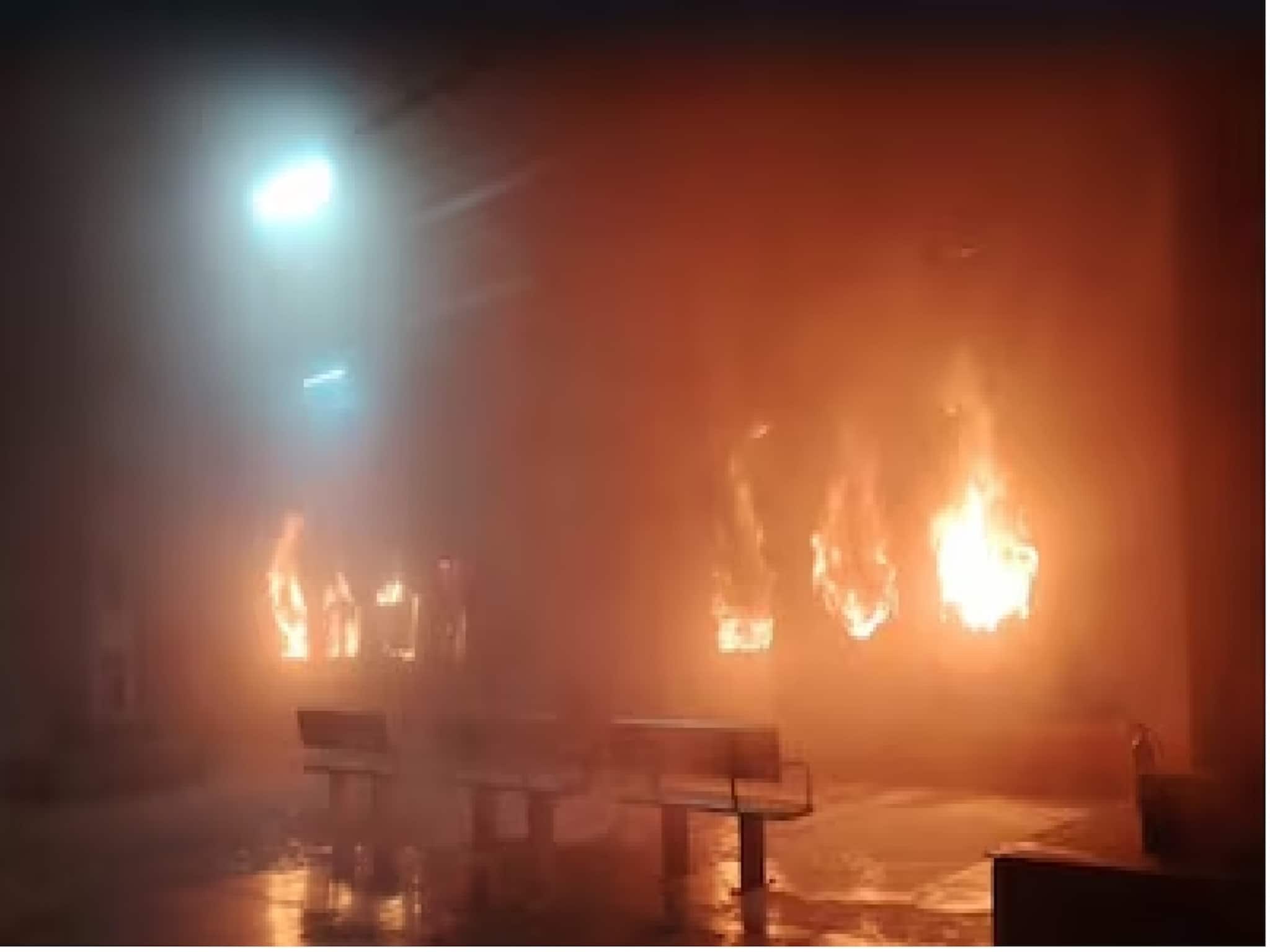 অন্ধ্র প্রদেশে টাটানগর-এর্নাকুলাম এক্সপ্রেসের কোচে দাউদাউ করে জ্বলে উঠল আগুন, এল খবর অন্ধ্র প্রদেশে টাটানগর-এর্নাকুলাম এক্সপ্রেসের কোচে দাউদাউ করে জ্বলে উঠল আগুন, এল খবর