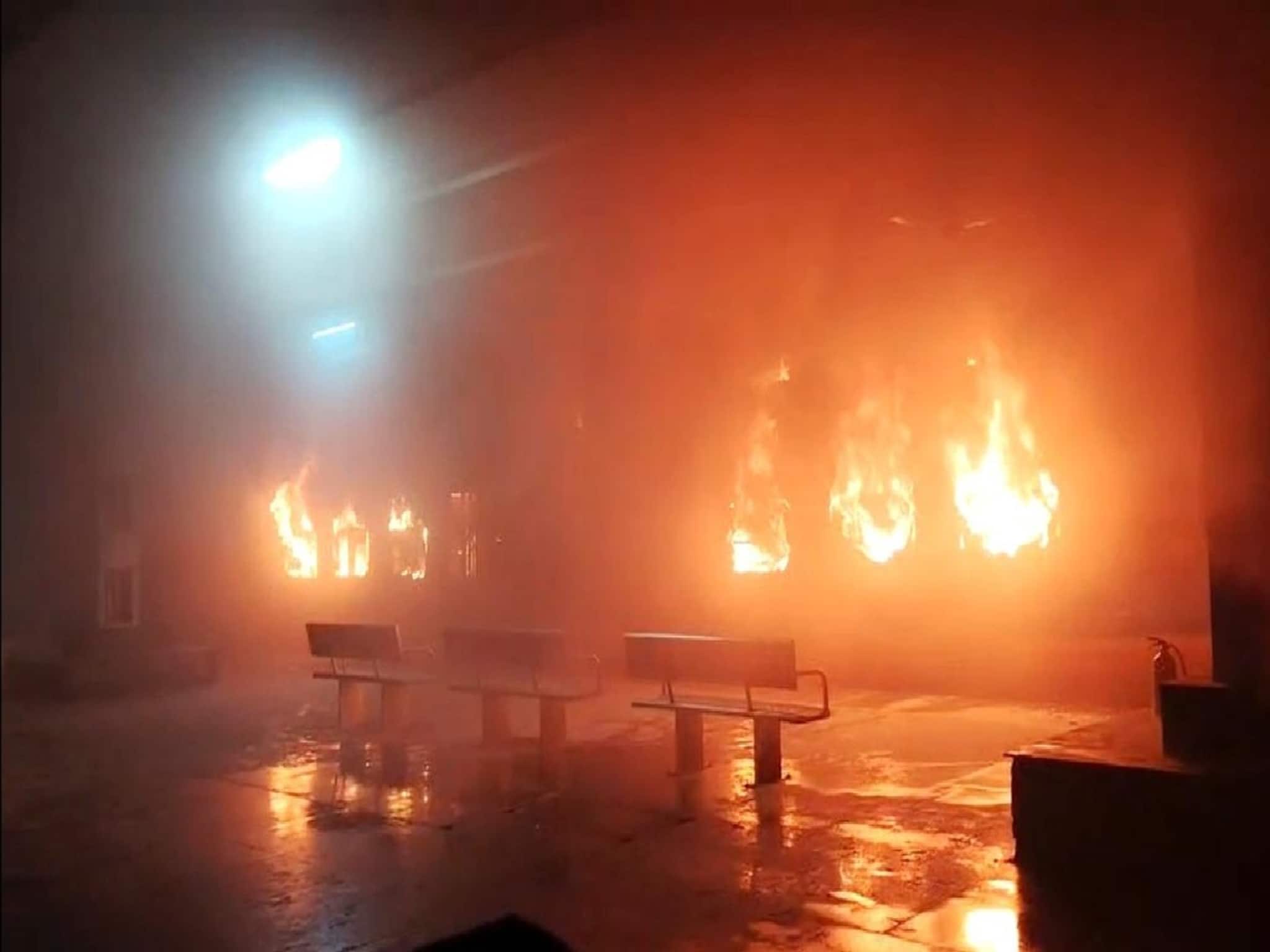 সাত সকালেই দুর্ঘটনার খবর! অন্ধ্র প্রদেশে টাটানগর-এর্নাকুলাম এক্সপ্রেসের কোচে দাউদাউ আগুন সাত সকালেই দুর্ঘটনার খবর! অন্ধ্র প্রদেশে টাটানগর-এর্নাকুলাম এক্সপ্রেসের কোচে দাউদাউ আগুন