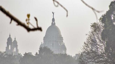 কলকাতার তাপমাত্রা ১২.৯ ডিগ্রি সেলসিয়াস। স্বাভাবিকের থেকে ১.৭ ডিগ্রি সেলসিয়াস নিচে। মরশুমে প্রথম ১২ ডিগ্রিতে তাপমাত্রা।