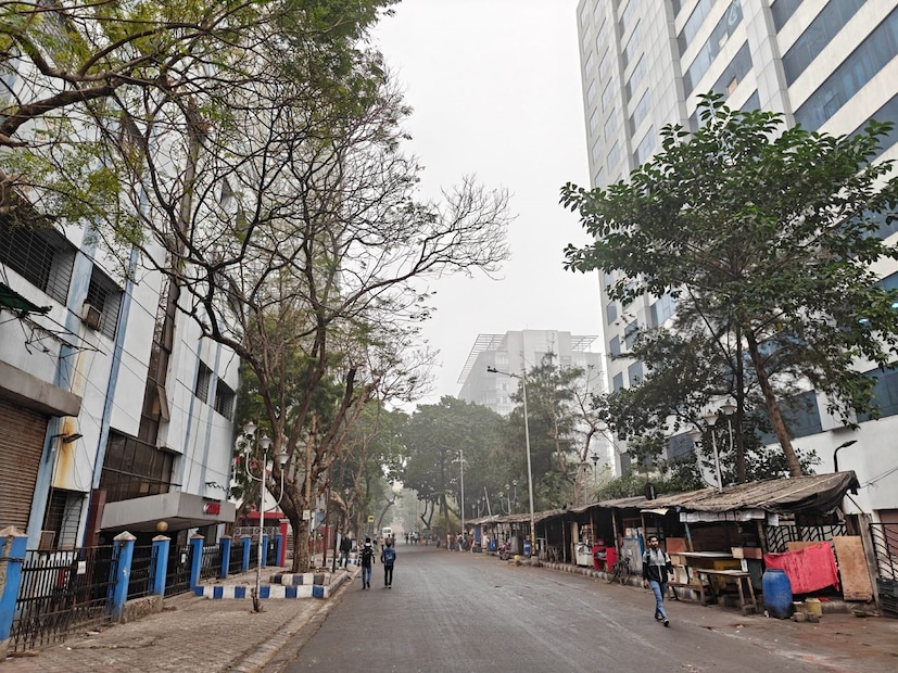 উত্তরে কুয়াশার দাপট; দক্ষিণে পরিষ্কার আকাশ। উত্তরে আগামী সাতদিন শীতের স্পেল থাকবে। তাপমাত্রার বড়সড়ো পরিবর্তন আপাতত নেই। দার্জিলিংয়ে পাঁচ ডিগ্রি এবং দক্ষিণবঙ্গের পশ্চিমের জেলাগুলিতে ১০ ডিগ্রির কাছাকাছি রয়েছে সর্বনিম্ন তাপমাত্রা।