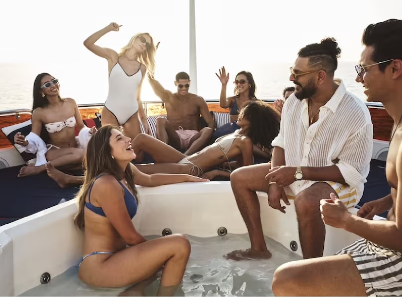 ইনস্টাগ্রামে আপলোড করা এই ছবিগুলিতে, যুবরাজ সিংকে বিচ পোশাকে বেশ কয়েকজন মহিলা মডেলের সঙ্গে দেখা যাচ্ছে। এই মহিলা মডেলদের মধ্যে একজন ‘বিশেষ’ মহিলা মডেলে সকলের নজর কেড়ে নিচ্ছেন৷