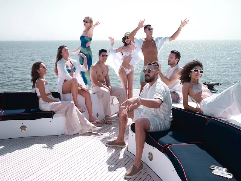 যুবরাজের বন্ধু এবং কিংবদন্তি ভারতীয় স্পিনার হরভজন সিংও এই ফটোতে কমেন্ট করেছেন। যুবির প্রতি কটাক্ষ করে ভাজ্জি মন্তব্য করেছেন, 