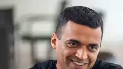 পদ থেকে সরে দাঁড়ালেন