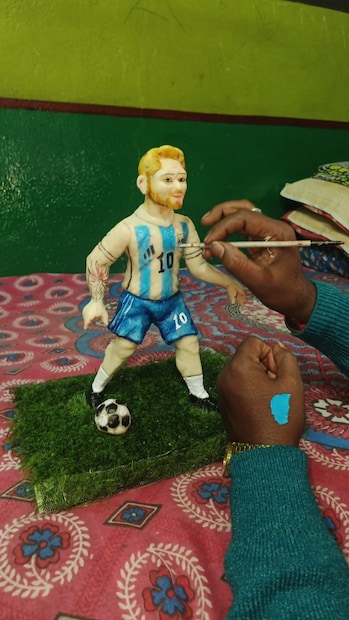 মাঝরাত পেরিয়ে যখন কলকাতায় পা রাখবেন ফুটবল রাজপুত্র তারপরে তাঁর হাতে তুলে দেওয়া হবে নলেন গুড়ের তৈরি ৩ কেজি ওজেনের অবিকল তাঁরই মতো দেখতে একটা মিনিয়চার৷