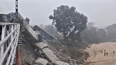 Jamui Train Derailment: 10 Wagons Plunge Into River, Rail Services Halted