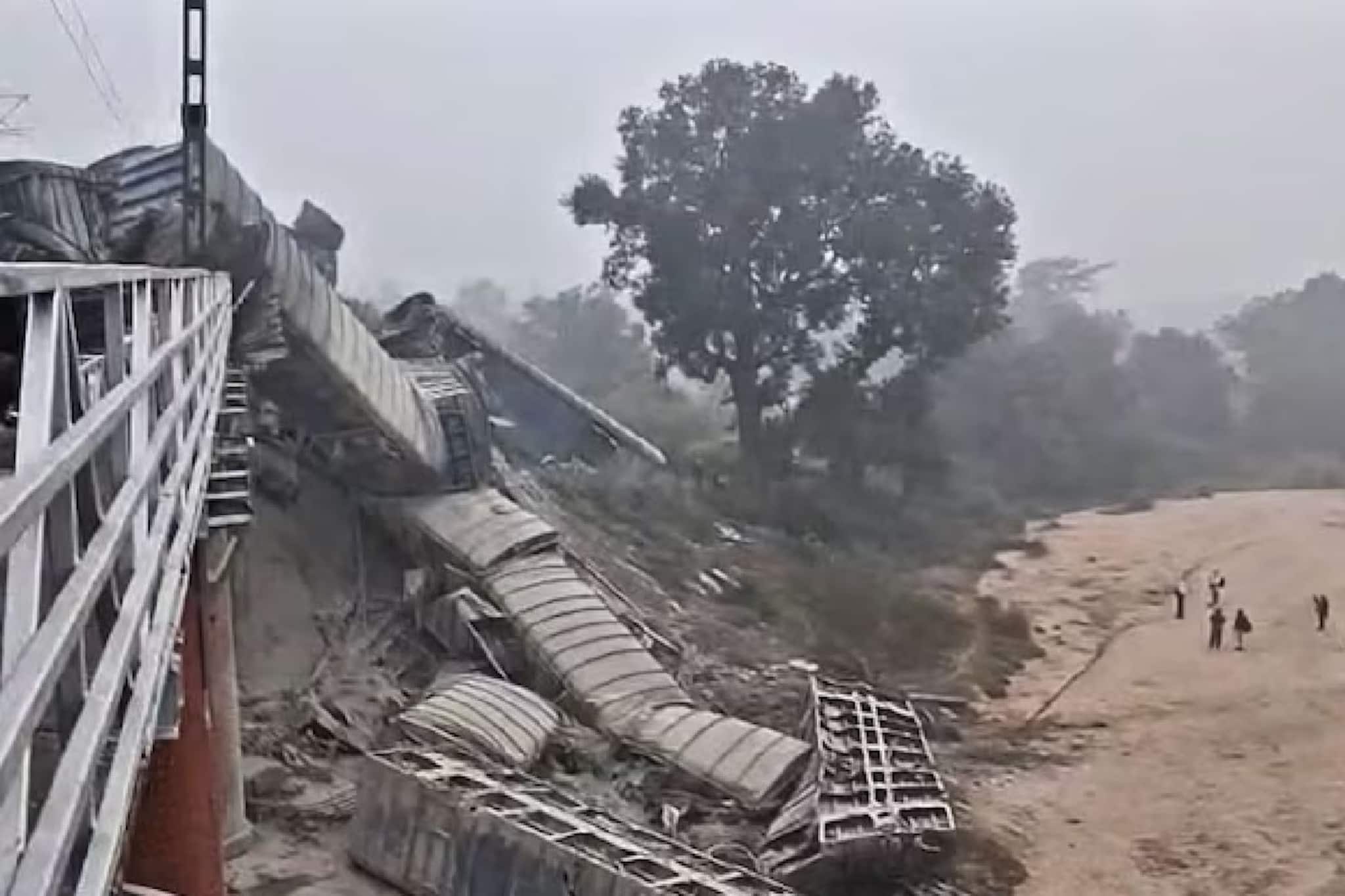 বিহারের জামুইয়ে লাইনচ্যুত মালগাড়ি, নদীতে পড়ল বেশ কিছু কামরা! ট্রেন চলাচলে বিঘ্ন