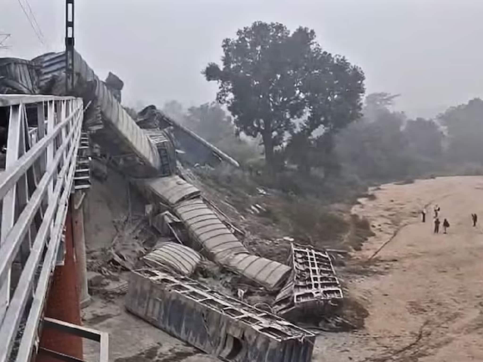 জামুই দুর্ঘটনায় বিপর্যস্ত রেল পরিষেবা! হাওড়া-দিল্লি মেইন লাইনে বন্ধ ট্রেন চলাচল