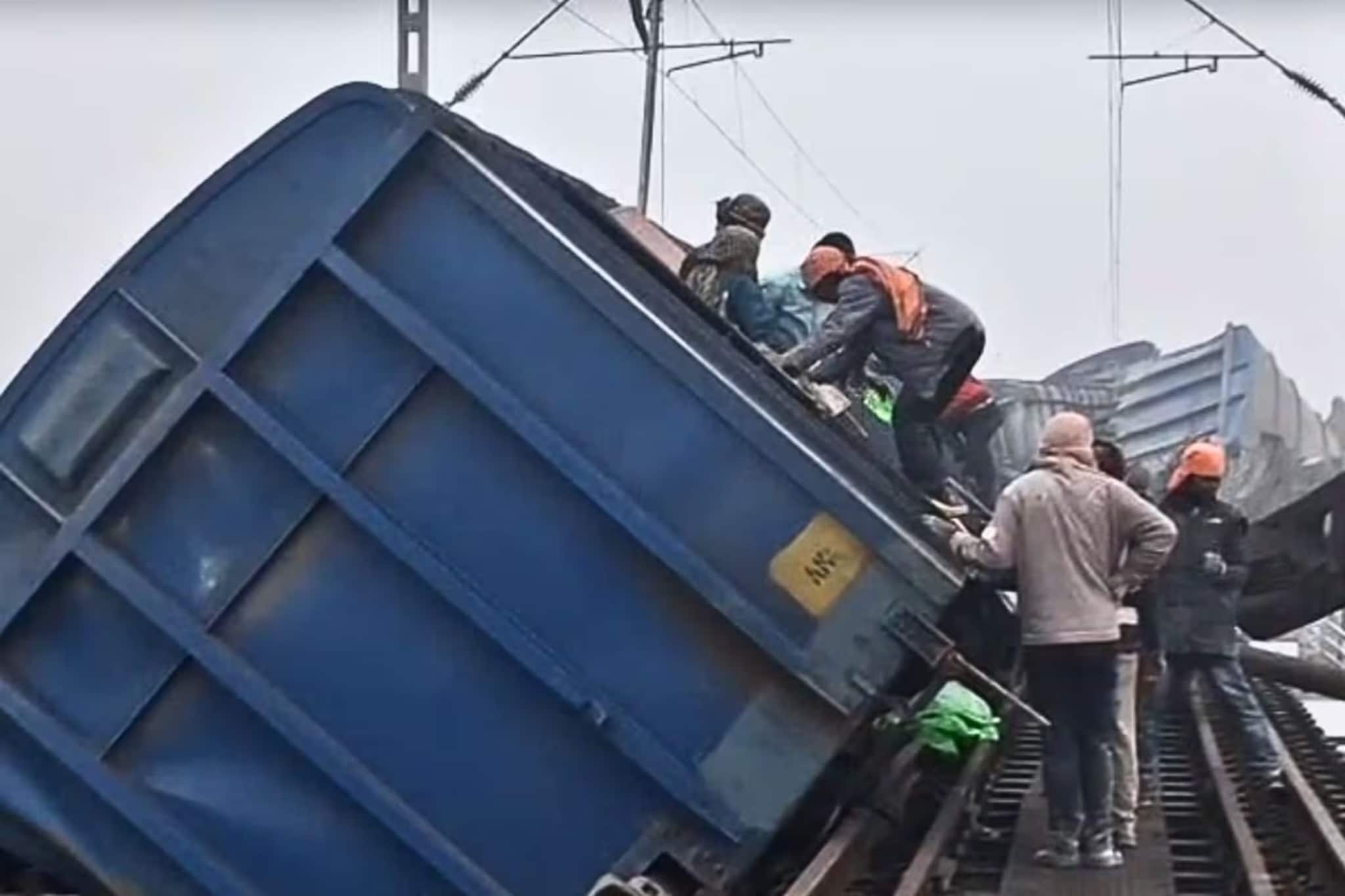 ভয়াবহ ট্রেন দুর্ঘটনা জামুইয়ে! সেতু থেকে নীচে পড়ে গেল রেলের ১০টি বগি! ১৯টি লাইনচ্যুত!