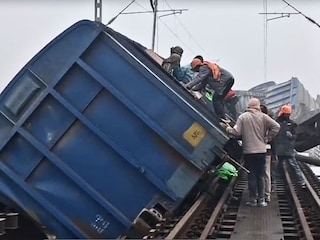 ভয়াবহ ট্রেন দুর্ঘটনা জামুইয়ে! সেতু থেকে নীচে পড়ে গেল রেলের ১০টি বগি! ১৯টি লাইনচ্যুত!