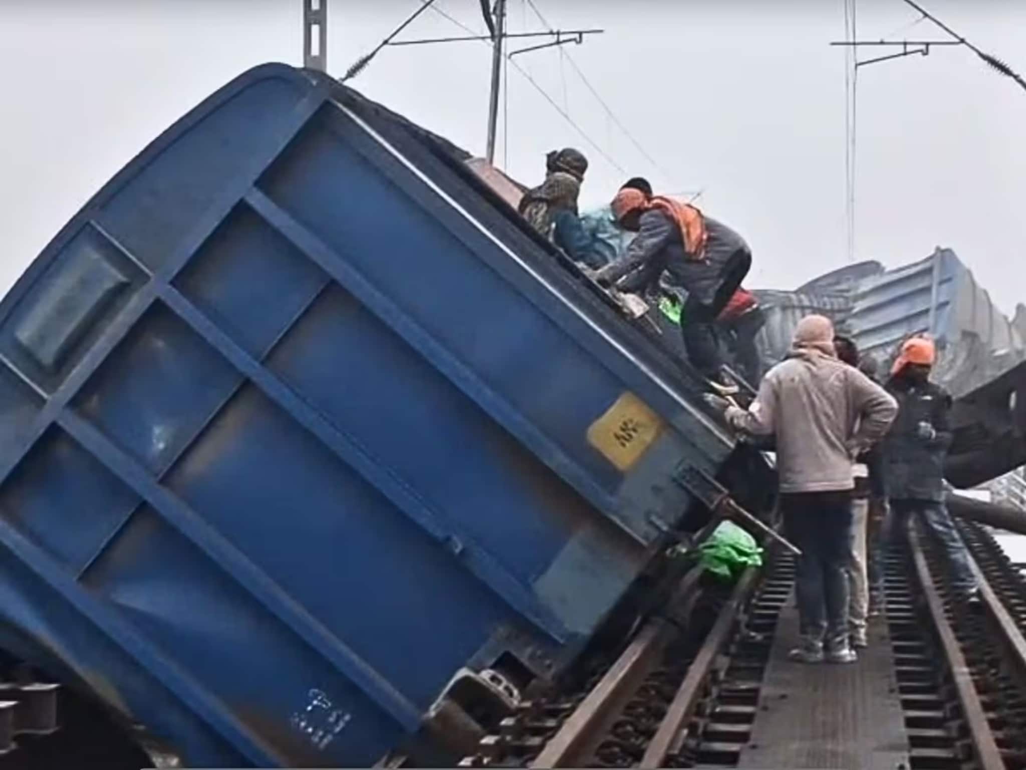 ভয়াবহ ট্রেন দুর্ঘটনা জামুইয়ে! সেতু থেকে নীচে পড়ে গেল রেলের ১০টি বগি! ১৯টি লাইনচ্যুত!