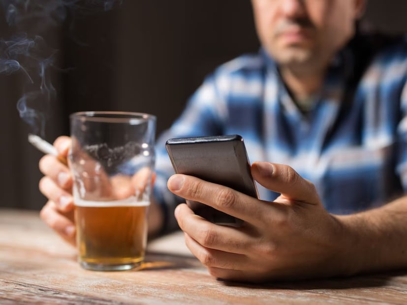 মদের সঙ্গে মিষ্টি খেলে রক্তে শর্করার মাত্রা হঠাৎ বেড়ে যেতে পারে। ডাক্তারদের মতে, অ্যালকোহলেও চিনি থাকে; তার সঙ্গে পেস্ট্রি, চকলেট বা সিরাপযুক্ত ডেজার্ট যোগ হলে অগ্ন্যাশয়ে অতিরিক্ত চাপ পড়ে। এর ফলে পরদিন সকালে মাথা ব্যথা, ক্লান্তি, বমিভাবের মতো হ্যাংওভার আরও তীব্র হতে পারে।