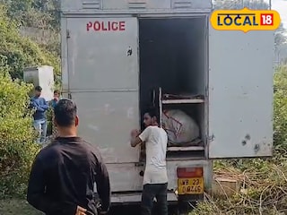 ঘটনাস্থলে পুলিশ ঘটনাস্থলে পুলিশ