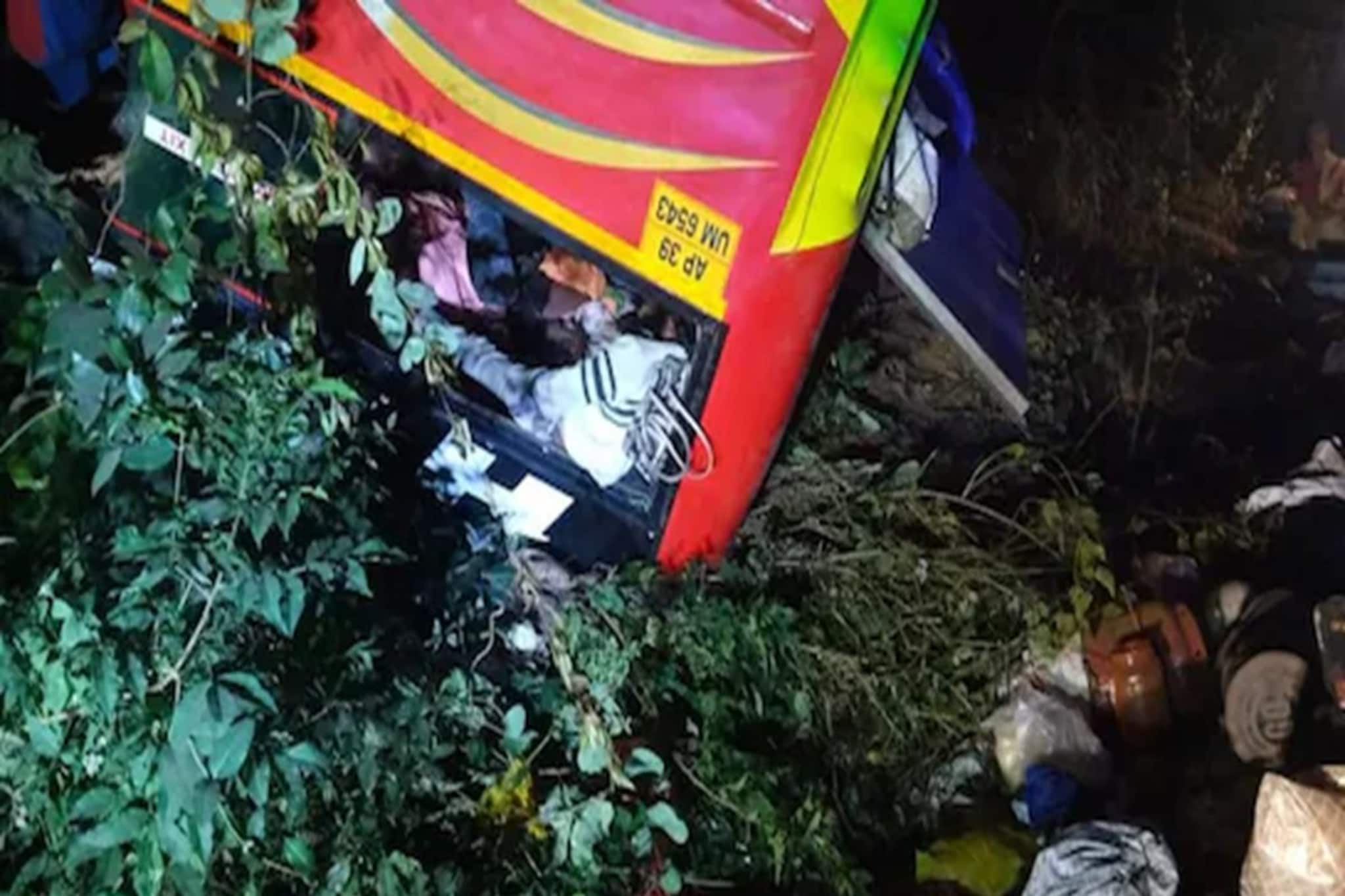 খাদে গড়িয়ে পড়ল পুণ্যার্থীদের বাস, মৃত ৯! ভয়াবহ দুর্ঘটনা অন্ধ্রে! ক্ষতিপূরণ ঘোষণা মোদির খাদে গড়িয়ে পড়ল পুণ্যার্থীদের বাস, মৃত ৯! ভয়াবহ দুর্ঘটনা অন্ধ্রে! ক্ষতিপূরণ ঘোষণা মোদির