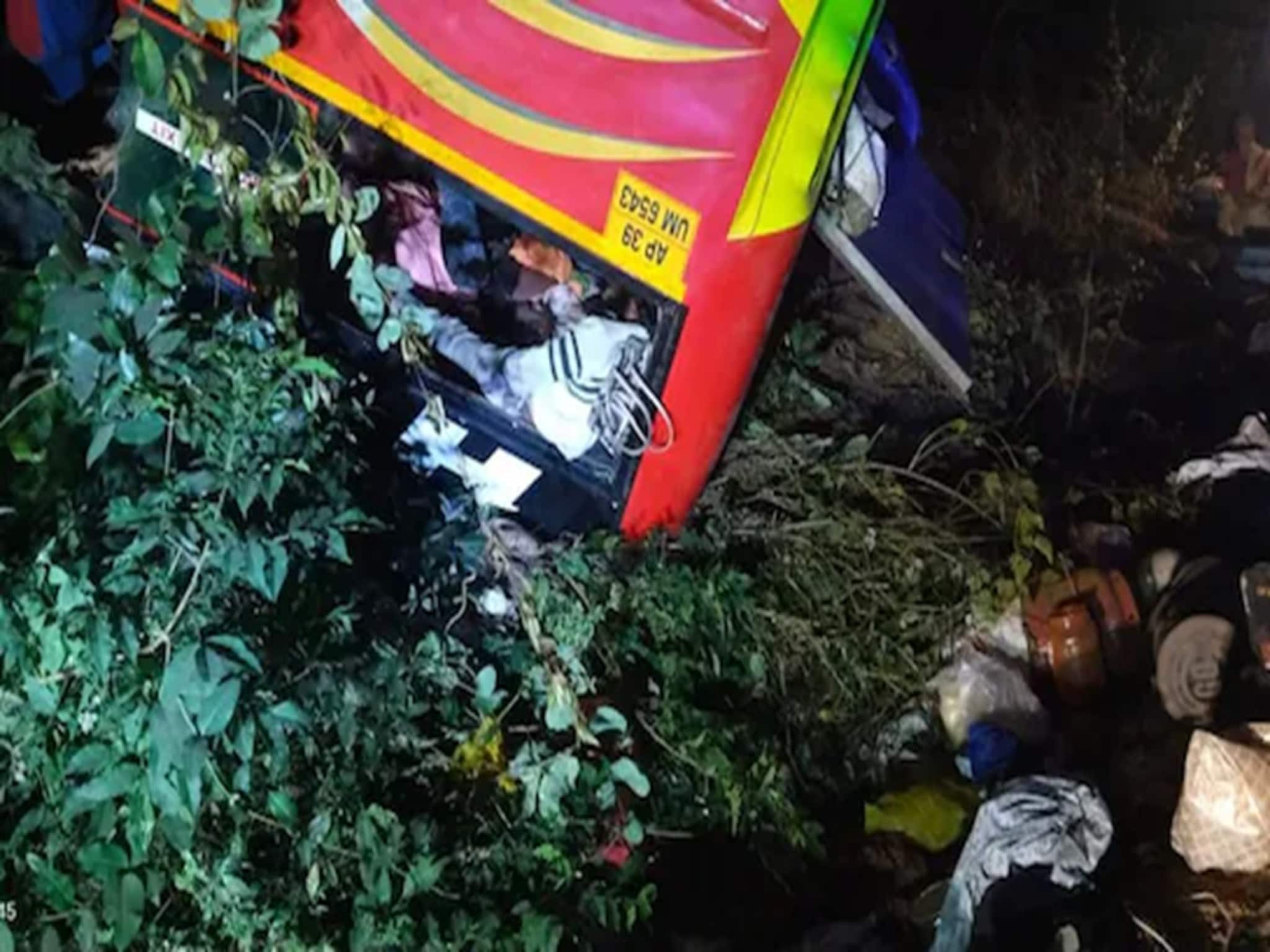 খাদে গড়িয়ে পড়ল পুণ্যার্থীদের বাস, মৃত ৯! ভয়াবহ দুর্ঘটনা অন্ধ্রে! ক্ষতিপূরণ ঘোষণা মোদির