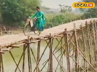 বাঁশের সেতু উপর দিয়েই চলছে যাতায়াত বাঁশের সেতু উপর দিয়েই চলছে যাতায়াত