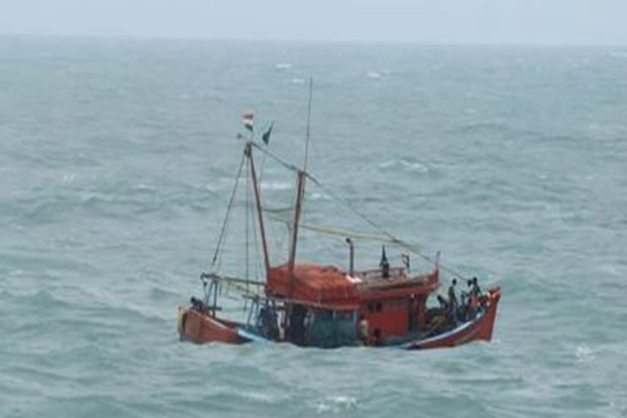 মাছ ধরতে গিয়ে নিখোঁজ মৎস্যজীবী, ট্রলারে জাল জড়িয়ে ভয়াবহ ঘটনা! শোরগোল কাঁথিতে