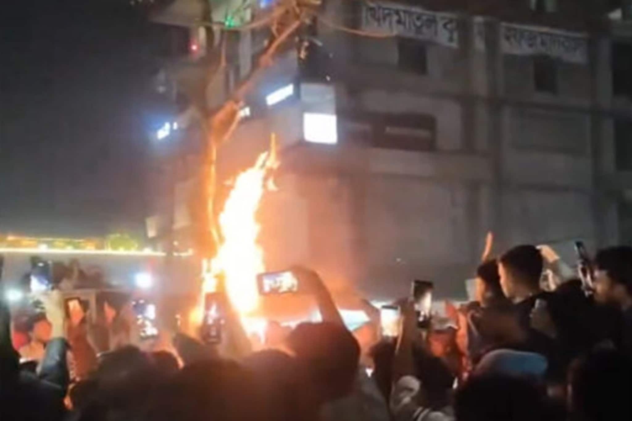 ভয়াবহ অবস্থা বাংলাদেশে!পিটিয়ে-পুড়িয়ে খুন সংখ্যালঘু যুবককে!দীপু দাসের সঙ্গে শিউরে ওঠা ঘটনা ভয়াবহ অবস্থা বাংলাদেশে!পিটিয়ে-পুড়িয়ে খুন সংখ্যালঘু যুবককে!দীপু দাসের সঙ্গে শিউরে ওঠা ঘটনা