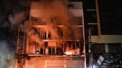 ‘ছাদের উপর আটকে পড়েছিলাম’... জ্বলন্ত রাতের বিভীষিকা তুলে ধরলেন বাংলাদেশের সাংবাদিকরা