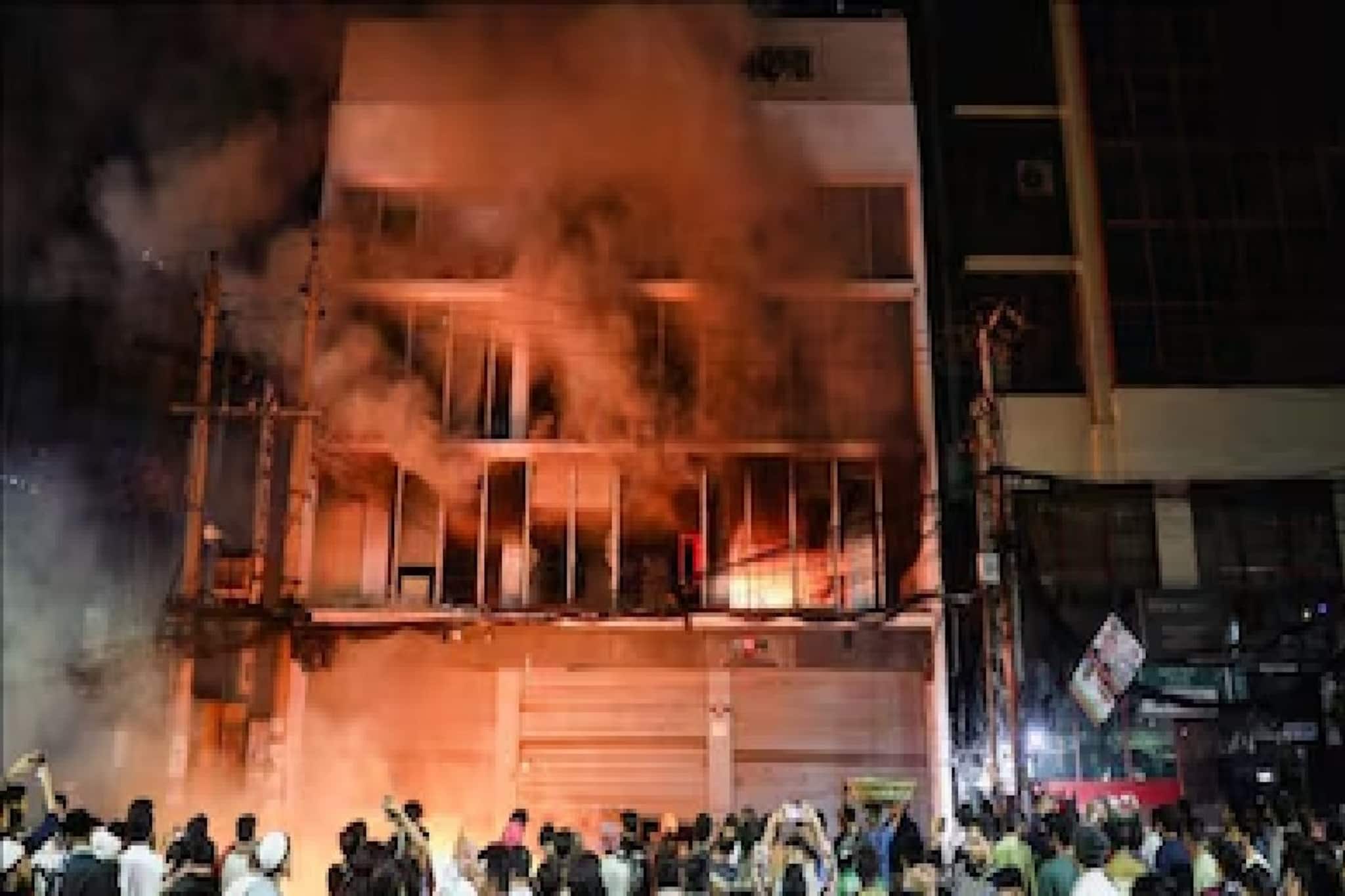 ‘অফিসের ছাদে আটকে পড়েছিলাম’... জ্বলন্ত রাতের বিভীষিকা তুলে ধরলেন বাংলাদেশের সাংবাদিকরা