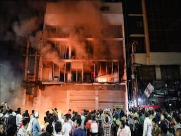 ‘ছাদের উপর আটকে পড়েছিলাম’... জ্বলন্ত রাতের বিভীষিকা তুলে ধরলেন বাংলাদেশের সাংবাদিকরা ‘ছাদের উপর আটকে পড়েছিলাম’... জ্বলন্ত রাতের বিভীষিকা তুলে ধরলেন বাংলাদেশের সাংবাদিকরা