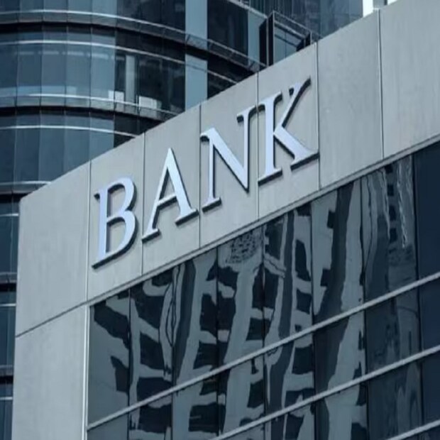 বেশ কয়েকটি ব্যাঙ্কের পরামর্শ প্রত্যাখ্যান১) ব্যাঙ্কগুলি পরামর্শ দিয়েছিল যে বেসিক সেভিংস অ্যাকাউন্ট খোলার জন্য গ্রাহকের আয় বা প্রোফাইলের উপর ভিত্তি করে শর্ত থাকা উচিত, যা আরবিআই প্রত্যাখ্যান করেছে।

২) ইন্টারনেট এবং মোবাইল ব্যাঙ্কিং সীমাবদ্ধ করার পরামর্শ গৃহীত হয়নি

নতুন নির্দেশিকা অনুসারে, বেসিক অ্যাকাউন্টের সমস্ত বৈশিষ্ট্য গ্রাহকের চাহিদা অনুসারে উপলব্ধ থাকবে। এর অর্থ হল গ্রাহকরা কেবল ইচ্ছা করলেই এই বৈশিষ্ট্যগুলি উপভোগ করতে পারবে। ব্যাঙ্কগুলি তাদের বাধ্য করতে পারবে না। অ্যাকাউন্ট পরিচালনার জন্য কোনও ন্যূনতম জমা বা অন্যান্য শর্ত থাকবে না।