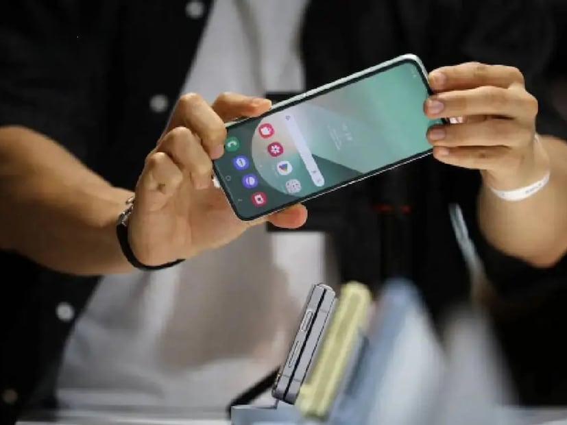 পাবলিক ওয়াই-ফাইয়ের লুকানো বিপদ: ক্যাফে, স্টেশন, বিমানবন্দর এবং শপিং সেন্টারে বিনামূল্যে ওয়াই-ফাই লোভনীয় মনে হতে পারে, তবে এর সঙ্গে গুরুতর ঝুঁকিও রয়েছে। হ্যাকাররা ফোন স্বয়ংক্রিয়ভাবে সংযোগ করলে পাসওয়ার্ড, ব্যাঙ্কের বিবরণ, ছবি এবং বার্তা চুরি করার জন্য ভুয়ো হটস্পট তৈরি করতে পারে। ওয়াই-ফাই চালু রাখলে এই ঝুঁকি আরও বেড়ে যায়। বাইরে থাকাকালীন এটি বন্ধ করলে এই ধরনের হুমকি সম্পূর্ণরূপে এড়ানো যেতে পারবে।