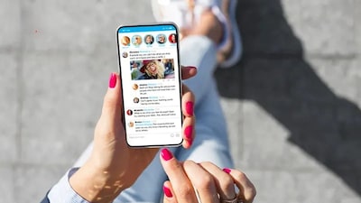 সারা দিন ফোন চার্জড রাখতে চান? বাড়ি থেকে বেরোনোর আগে এই সেটিংসটি বন্ধ করে দিন