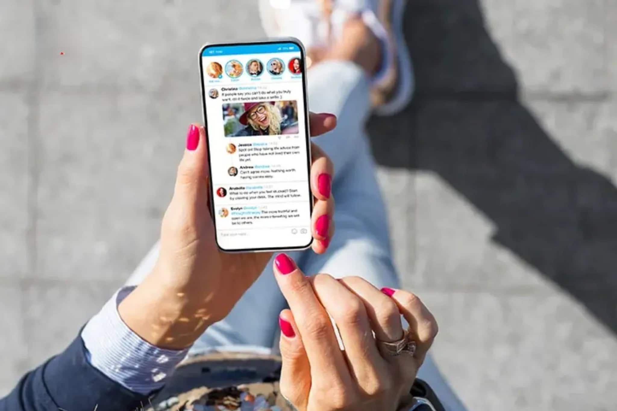 সারা দিন ফোন চার্জড রাখতে চান? বাড়ি থেকে বেরোনোর আগে এই সেটিংসটি বন্ধ করে দিন