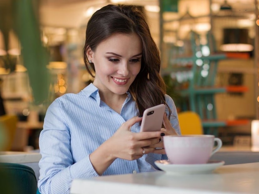 Wi-Fi কেন দ্রুত ব্যাটারি শেষ করে: বাড়িতে Wi-Fi চালু রাখা একেবারেই সঠিক কাজ। কিন্তু একবার বাইরে বেরোনোর পর ফোনটি রাস্তায়, পাবলিক ট্রান্সপোর্টে এবং কর্মক্ষেত্রে যাওয়ার পথে ক্রমাগত নতুন ওয়াই-ফাই নেটওয়ার্ক অনুসন্ধান করতে শুরু করে। এই ক্রমাগত স্ক্যানিং দ্রুত ব্যাটারির চার্জ শেষ করে দেয়। বাইরে যাওয়ার আগে ওয়াই-ফাই বন্ধ করলে ফোন সারাদিন চার্জড থাকতে পারে।