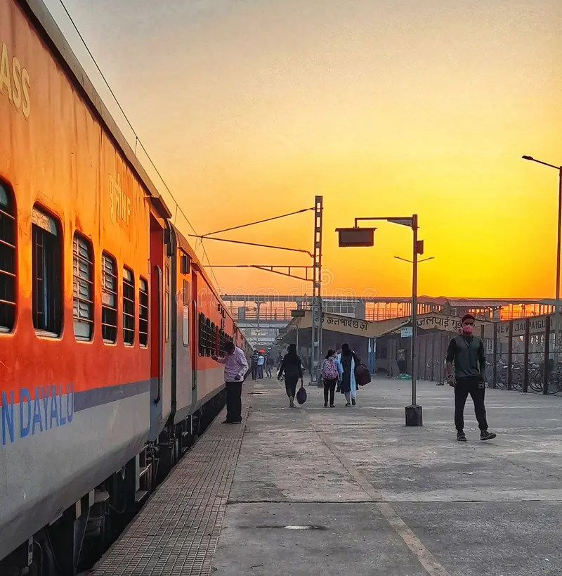 জেনারেল ম্যানেজার মালদহ টাউনে লোকো শেডের পুঙ্খানুপুঙ্খ পরিদর্শন করেন। সেখানে স্টেশনের রক্ষণাবেক্ষণ পদ্ধতি, সুরক্ষা মান এবং সামগ্রিক অপারেশনাল প্রস্তুতি পর্যালোচনা করেন তিনি। একটি নির্ভরযোগ্য এবং সুরক্ষিত লোকোমোটিভ অপারেশন নিশ্চিত করার জন্য রেলকর্মীদের প্রচেষ্টার ভূয়সী প্রশংসা করেন তিনি, এবং জোন জুড়ে গড়ে ওঠা শক্তিশালী সুরক্ষা সংস্কৃতির উপর জোর দেন।