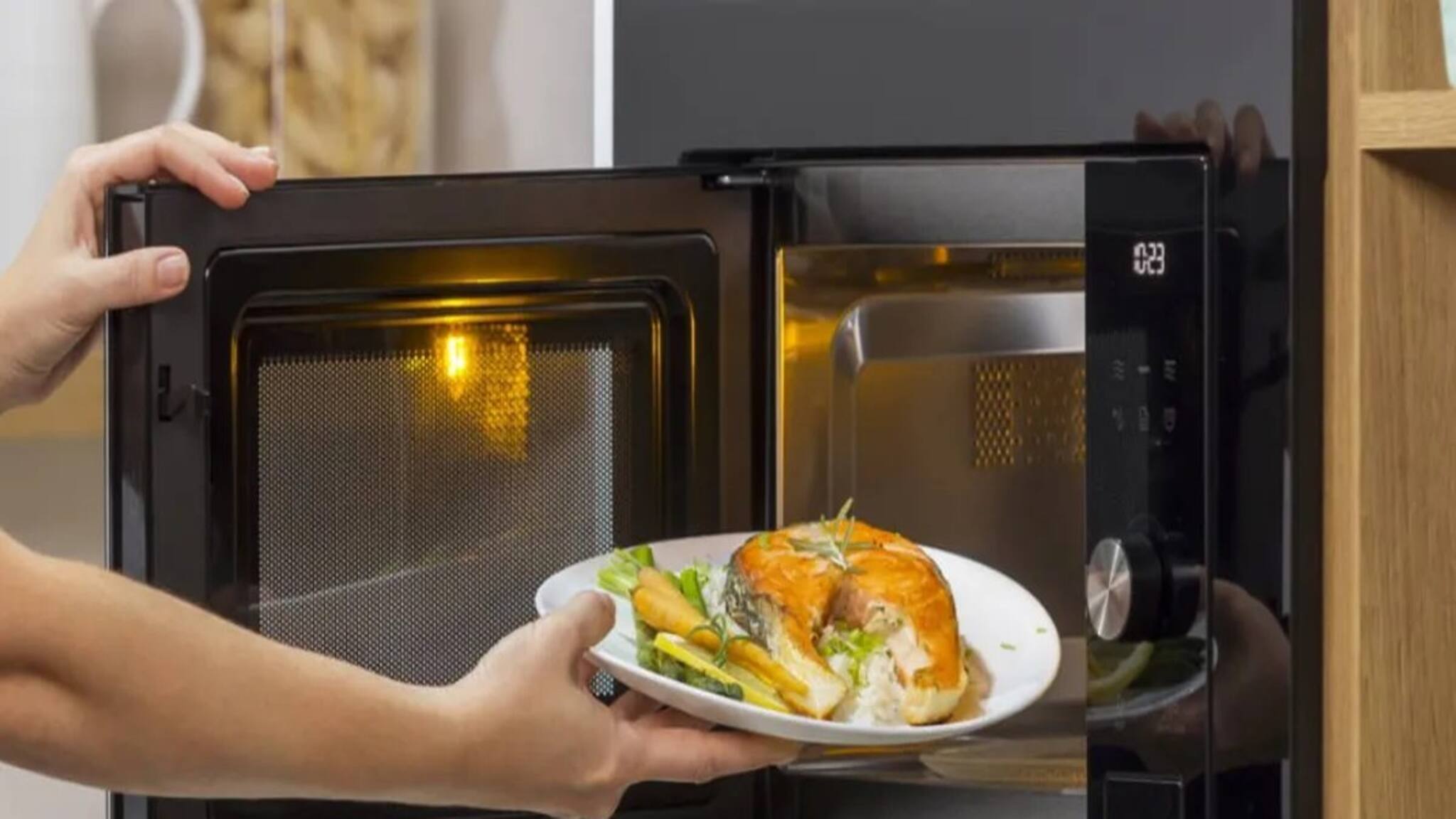 কেক-পেস্ট্রি হোক বা পিৎজা কোন খাবারের জন্য কেমন মাইক্রোঅয়েভ প্রয়োজন? দাম কেমন?