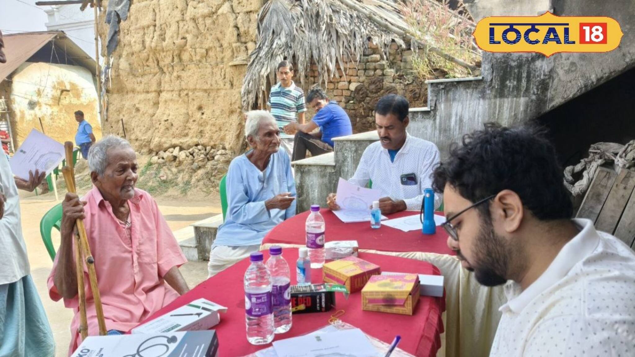 নেটওয়ার্ক নেই, অ্যাম্বুলেন্স ডাকতে ছুটতে হয় মাঠে! সেই গ্রামের দোরগড়ায় পৌঁছল চিকিৎসা