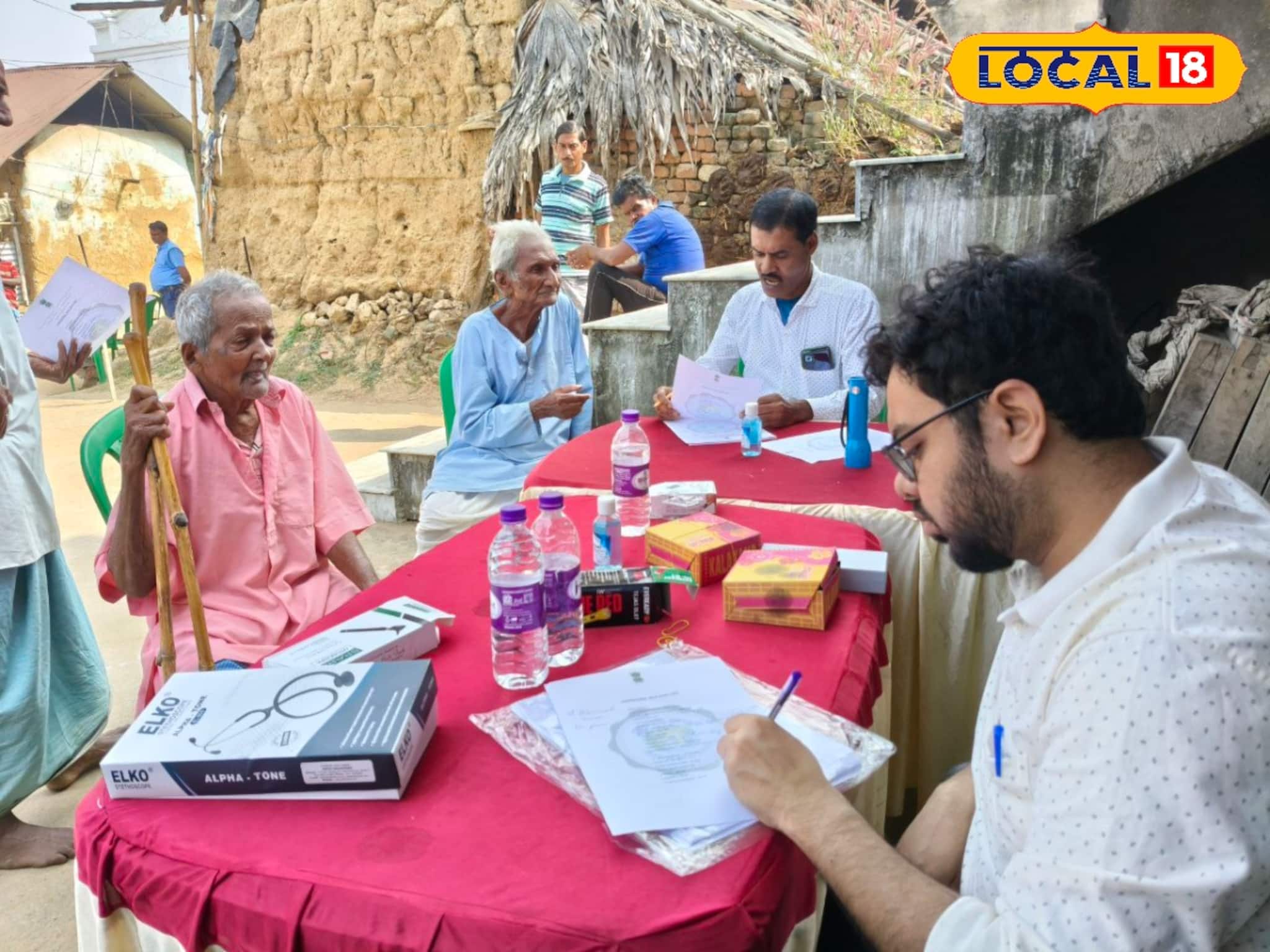 নেটওয়ার্ক নেই, অ্যাম্বুলেন্স ডাকতে ছুটতে হয় মাঠে! সেই গ্রামের দোরগড়ায় পৌঁছল চিকিৎসা