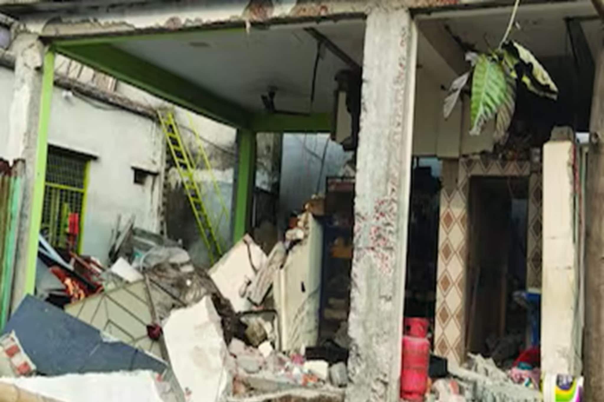 ঢাকার কাছে বিস্ফোরণ! শিক্ষা প্রতিষ্ঠানের ভিতরেই রক্তাক্ত শিশু-সহ ৪, উদ্ধার বিস্ফোরক